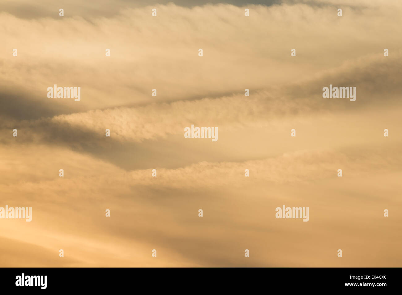 Bella caldo arancio, giallo red sky durante il sunrise / tramonto con alcune nuvole miscelati in - perfetto per gli sfondi Foto Stock