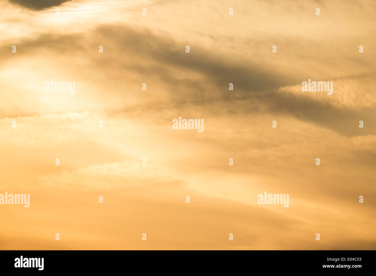 Bella caldo arancio, giallo red sky durante il sunrise / tramonto con alcune nuvole miscelati in - perfetto per gli sfondi Foto Stock