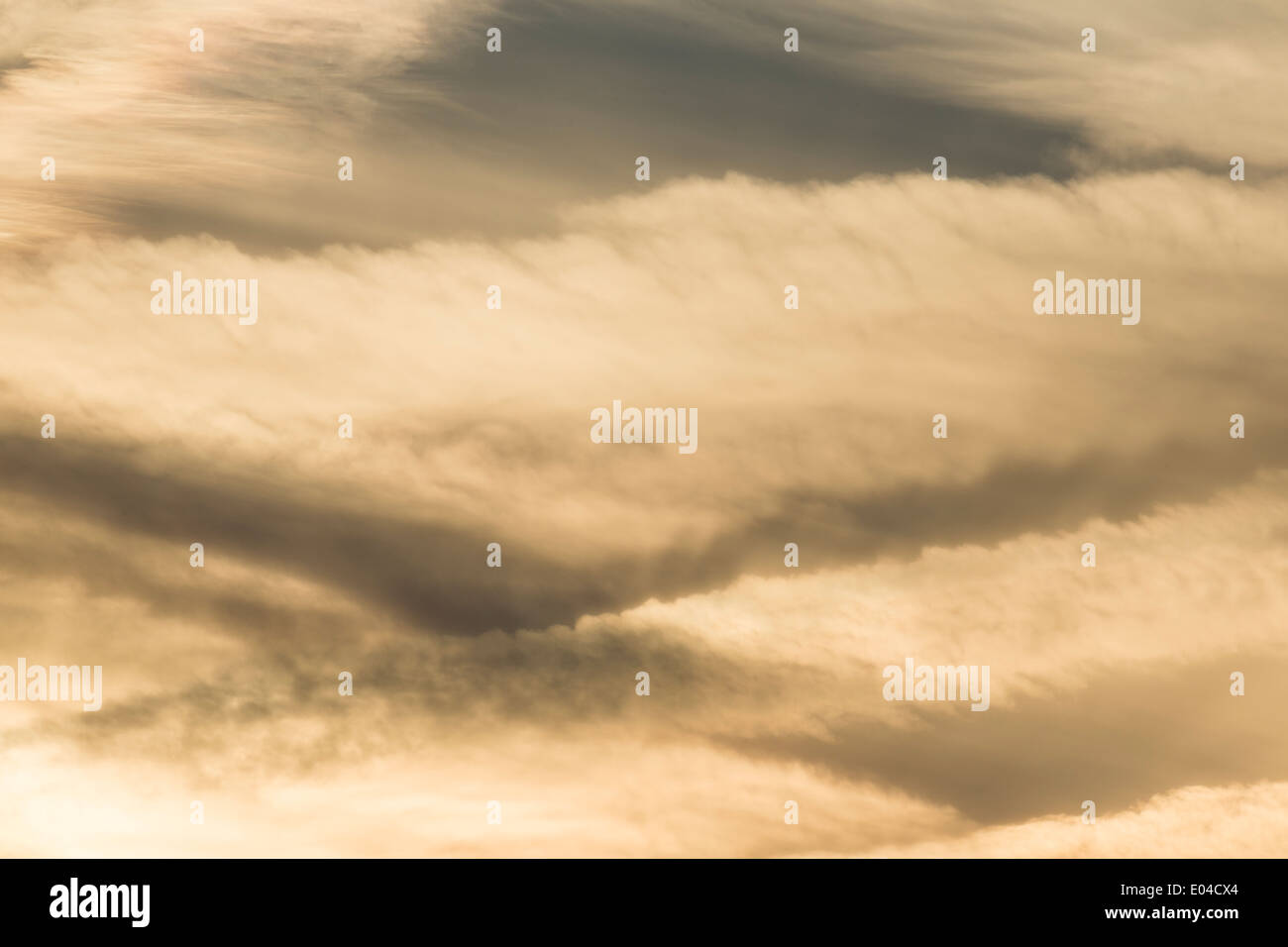 Bella caldo arancio, giallo red sky durante il sunrise / tramonto con alcune nuvole miscelati in - perfetto per gli sfondi Foto Stock