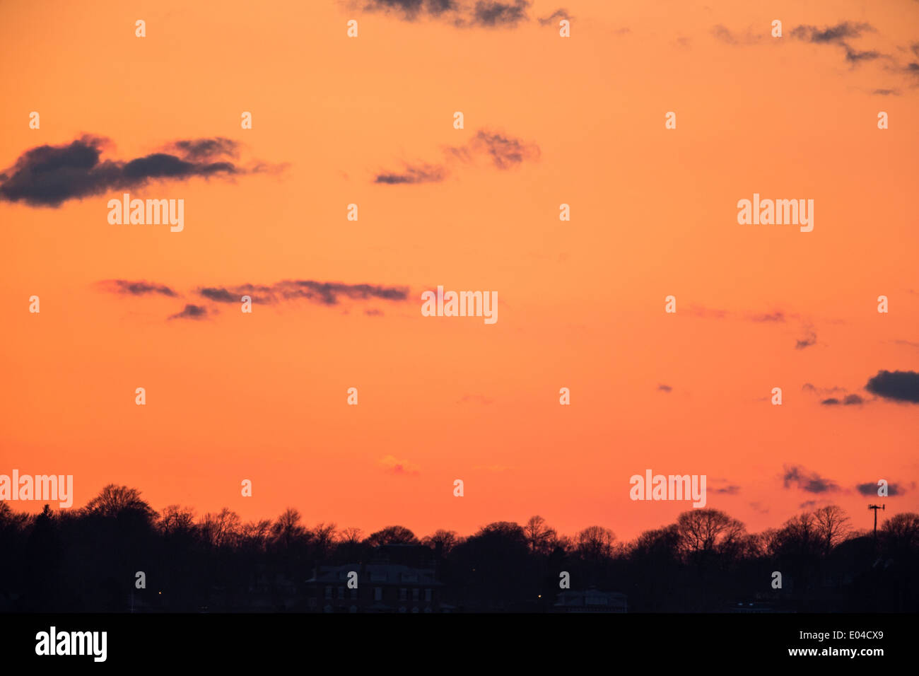Bella caldo arancio, giallo red sky durante il sunrise / tramonto con alcune nuvole miscelati in - perfetto per gli sfondi Foto Stock
