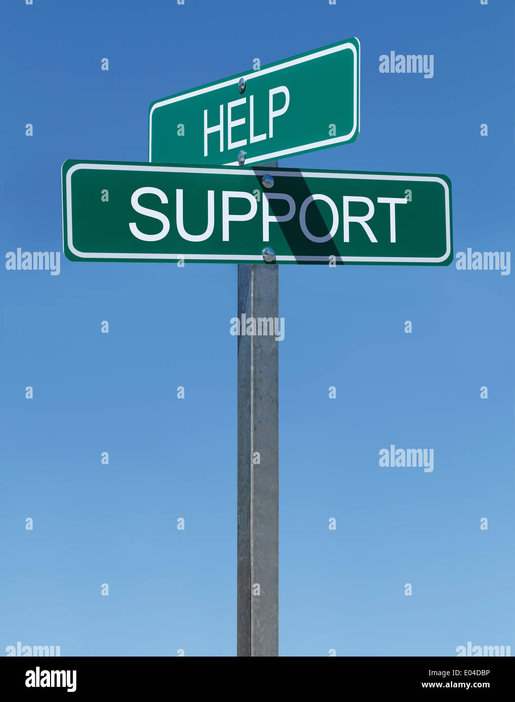 Due Green Street segni di aiuto e di sostegno su un palo metallico con cielo blu sullo sfondo. Foto Stock