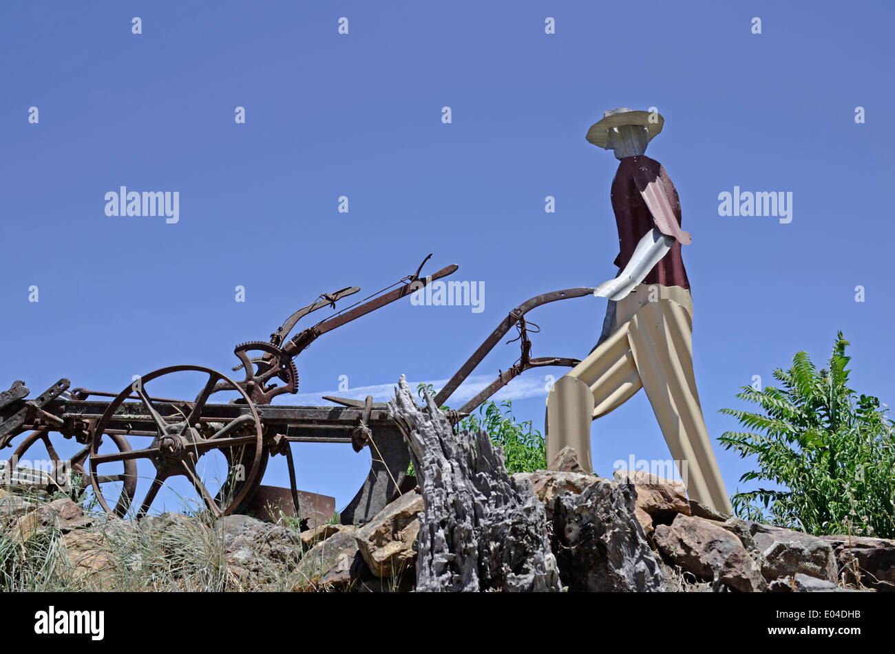 Un vecchio cavallo aratro e un modello di un uomo Foto Stock