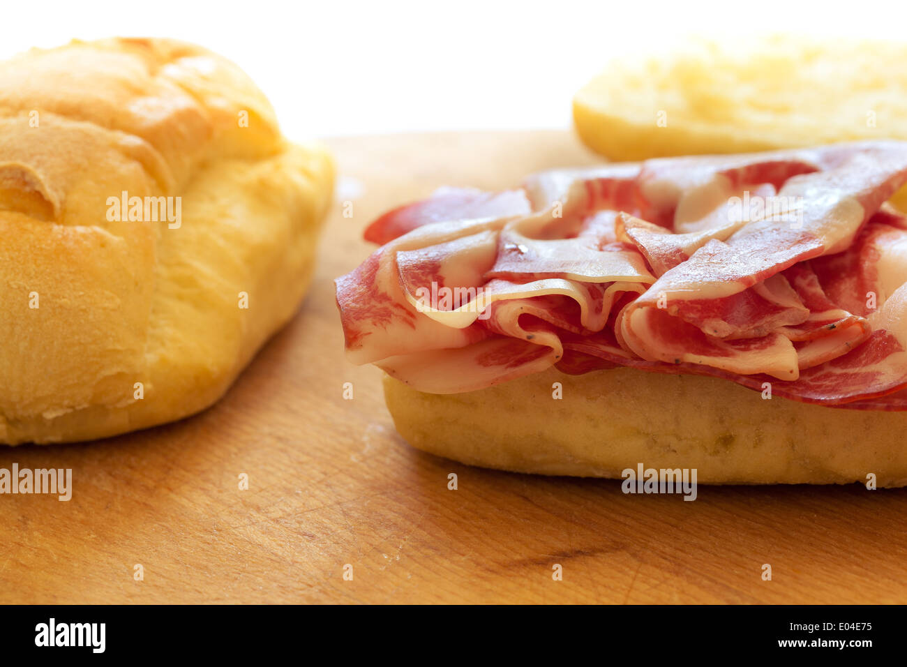 Un delizioso sandwich riempito con salame (coppa di parma) Foto Stock