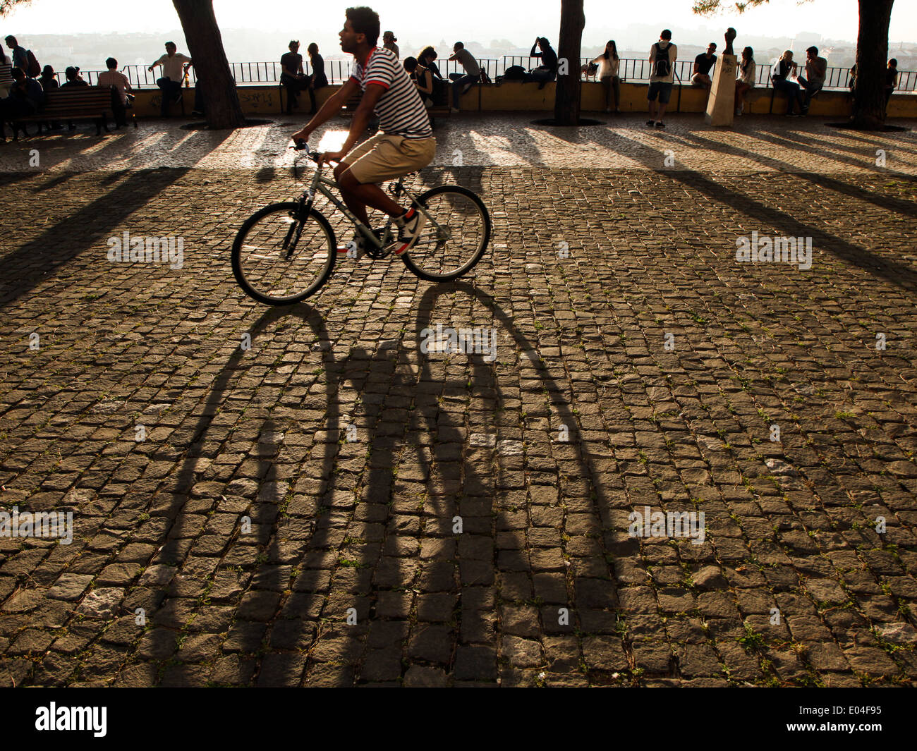 Uomo su una bicicletta a Lisbona, Portogallo Foto Stock