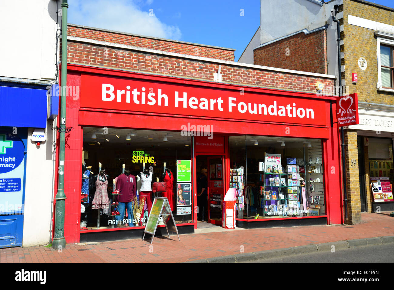 British Heart Foundation carità shop, High Street, Egham Surrey, Inghilterra, Regno Unito Foto Stock