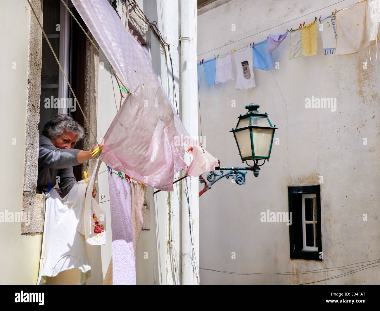 La donna nella routine quotidiana in Alfama, Lisbona Foto Stock