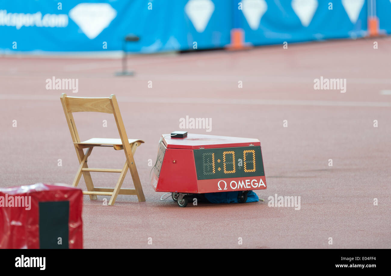 Svuotare arbitro sedia e attrezzature timetaking accanto alla pista a Zurigo (Svizzera) Letzigrund Athletics Stadium Foto Stock