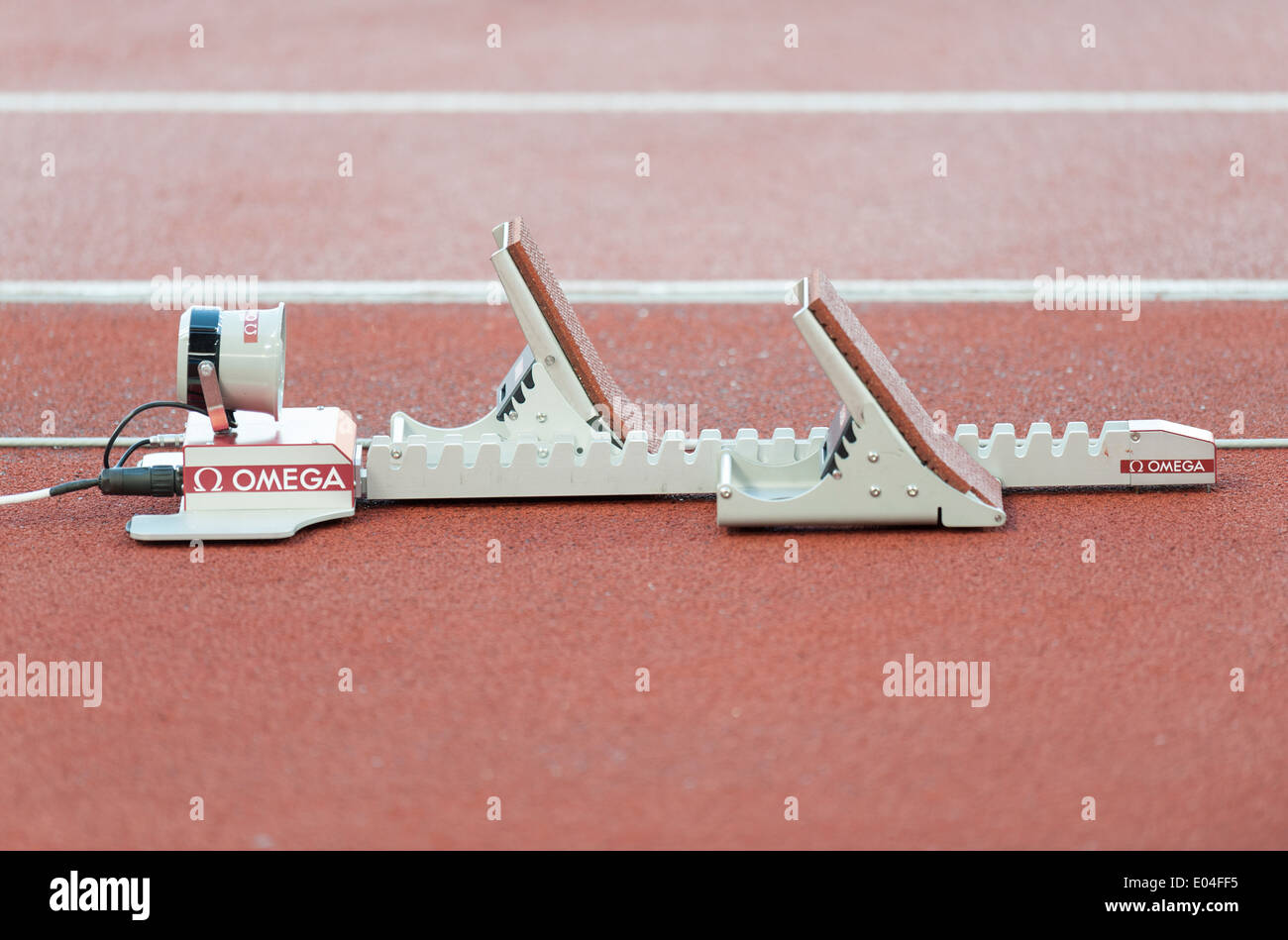Blocco di partenza con integrato il sensore chronometry su una gara di corsa via a Zurigo (Svizzera) stadio Letzigrund Foto Stock