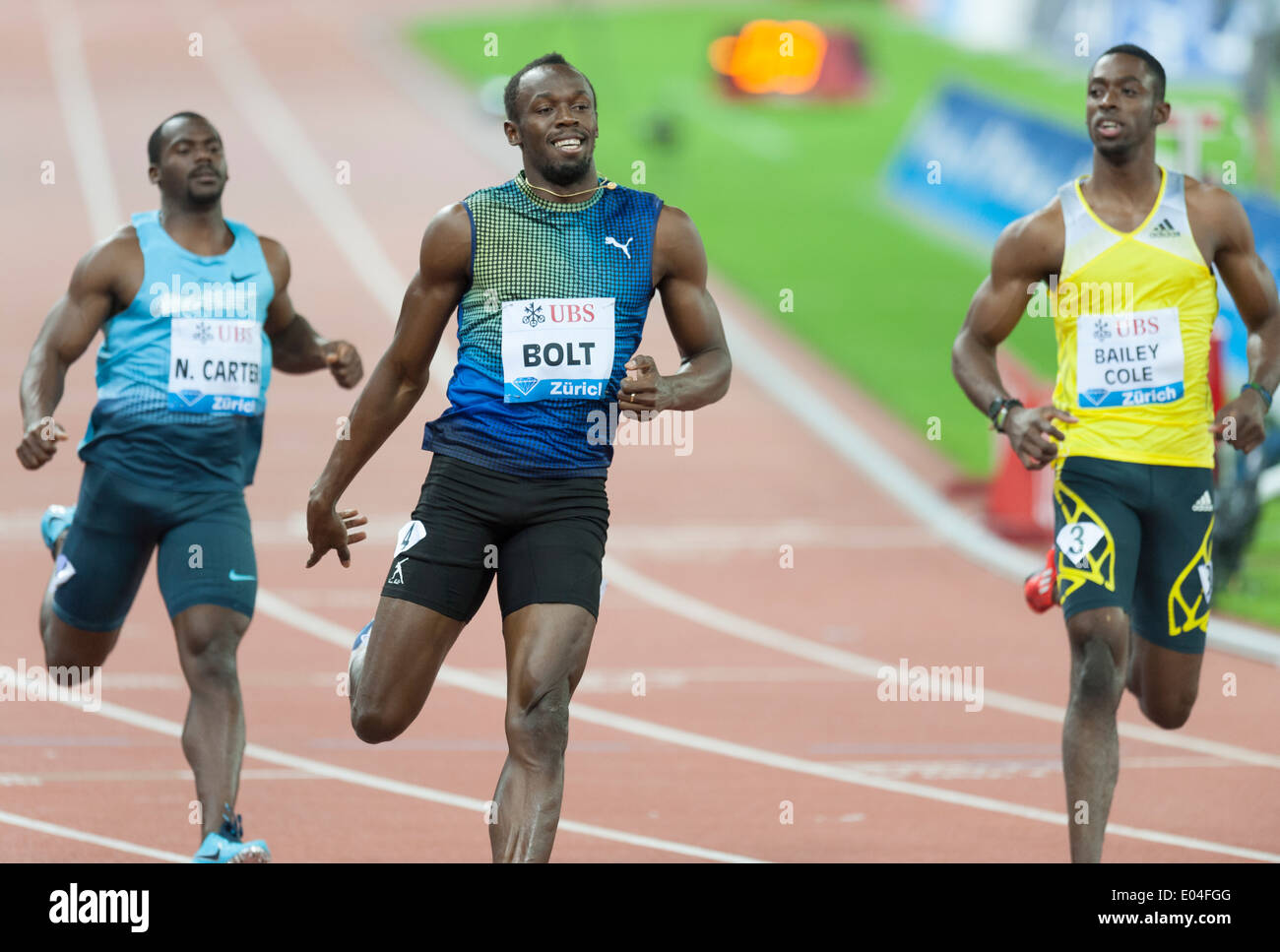 Usain Bolt (JAM) batte Nesta Carter (marmellata, a sinistra) e Bailey Cole (marmellata, destra) a 100m Zurigo IAAF Diamond classifica finale di gara Foto Stock