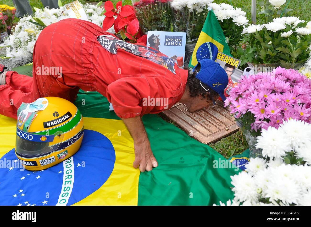 Sao Paulo, Brasile. Il 1 maggio, 2014. Un sostenitore reagisce sulla tomba  del pilota brasiliano, Aurton Senna da Silva, durante il ventesimo  anniversario della sua morte, in Sao Paulo, Brasile, il 1