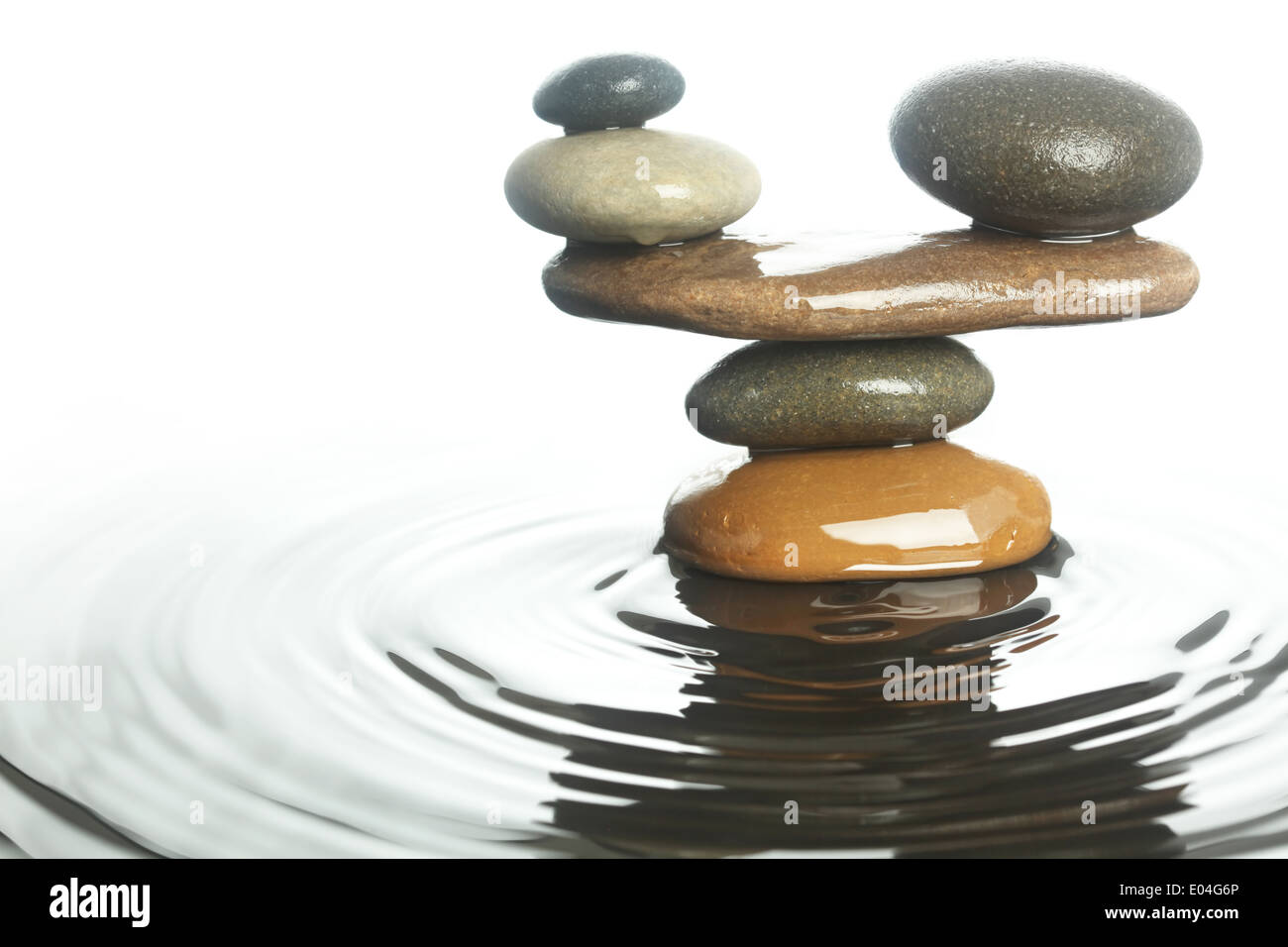 Accuratamente equilibrata pietre in acqua Foto Stock