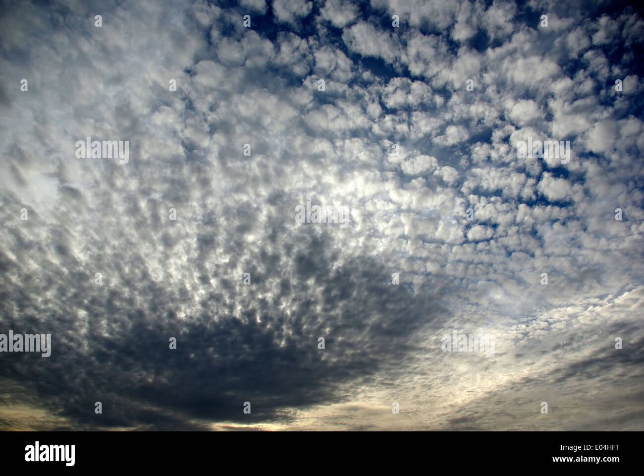 Nel tardo pomeriggio profondo cielo blu con nuvole, di colore da bianco a grigio profondo. Foto Stock