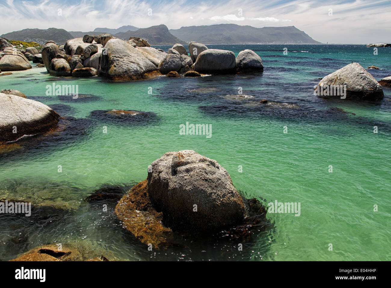 Boulders Beach con enormi rocce in acqua a Simons Town sulla Penisola del Capo vicino a Cape Town, Sud Africa. Foto Stock