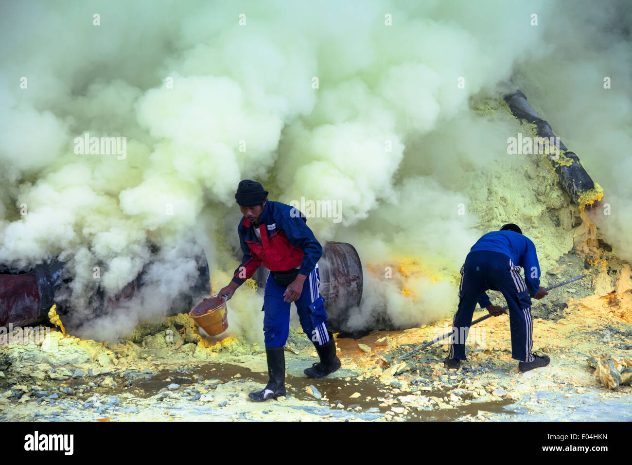 Miniere di zolfo il funzionamento a Kawah Ijen, Banyuwangi Regency, East Java, Indonesia Foto Stock