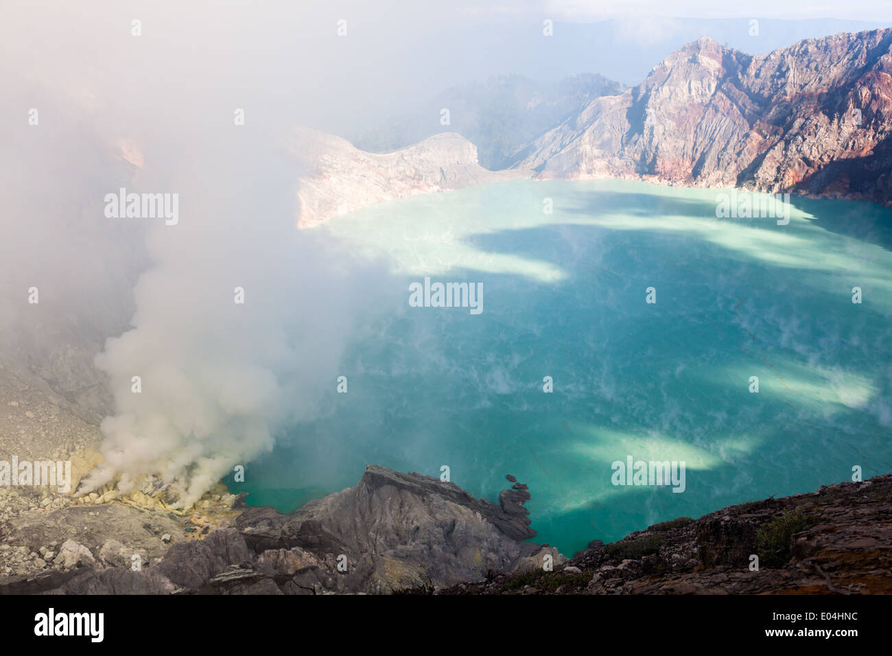 Miniera di zolfo e acido turchese del lago del cratere, Kawah Ijen, Banyuwangi Regency, East Java, Indonesia Foto Stock