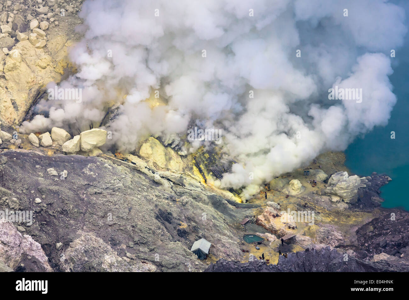 Miniera di zolfo nei pressi di acido turchese del lago del cratere, Kawah Ijen, Banyuwangi Regency, East Java, Indonesia Foto Stock