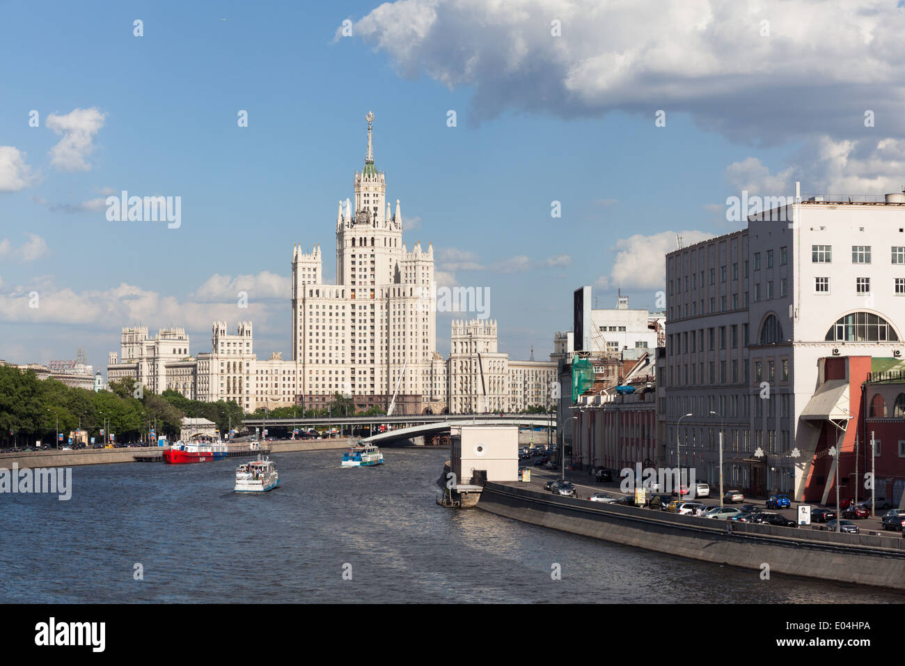 Paesaggio di Mosca con Kotelnicheskaya Embankment edificio (uno dei Sette Sorelle) e fiume Moskva, Russia Foto Stock