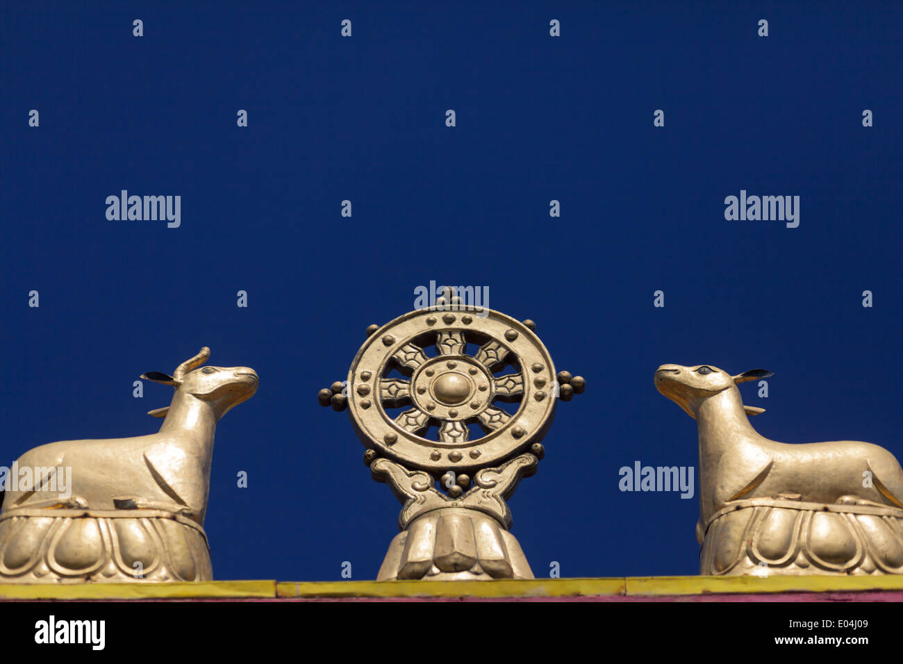 Ruota del Dharma (Dharmacakra, Dharmachakra) con due cervi in Ivolginsky Datsan, Verkhnyaya Ivolga, Buryatia, Siberia, Russia Foto Stock