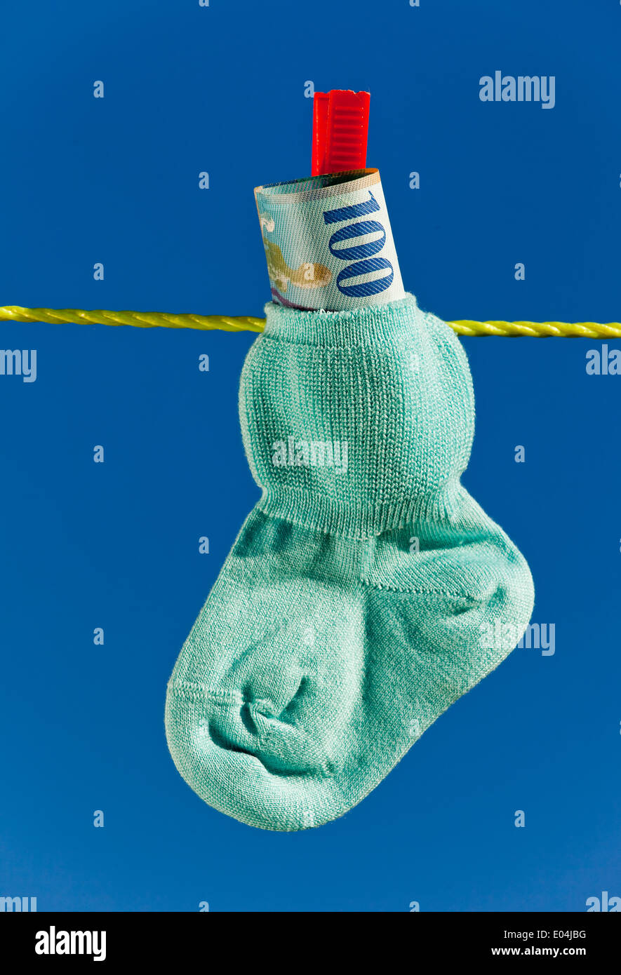 Baby calze su stendibiancheria con il franco svizzero. Blue sky., Baby Socken auf Waescheleine mit Schweizer Franken. Il Blauer Himmel. Foto Stock