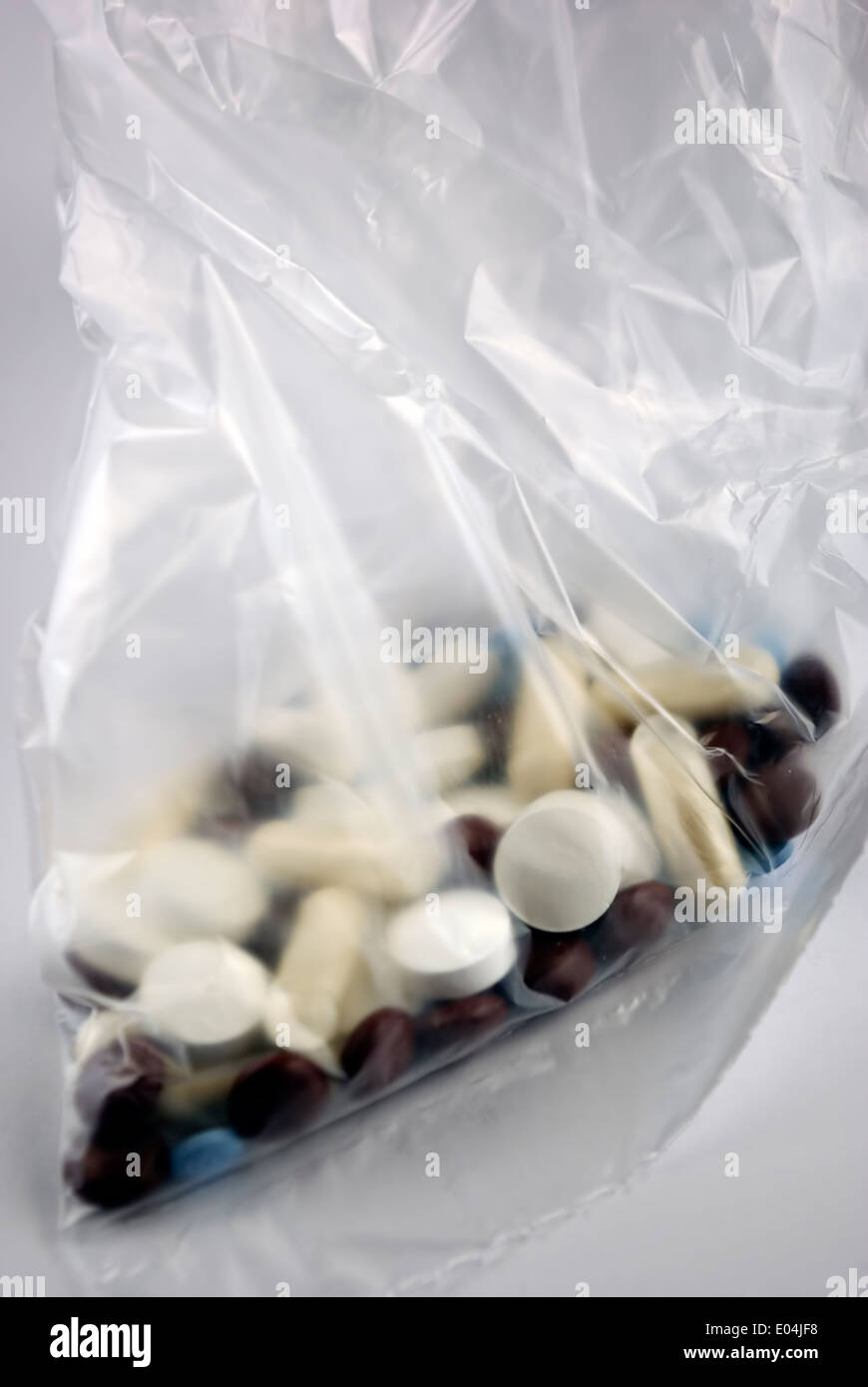 Pillole, visite mediche, droga, compresse in diversi colori, confezionati in sacchetto di plastica. Foto Stock
