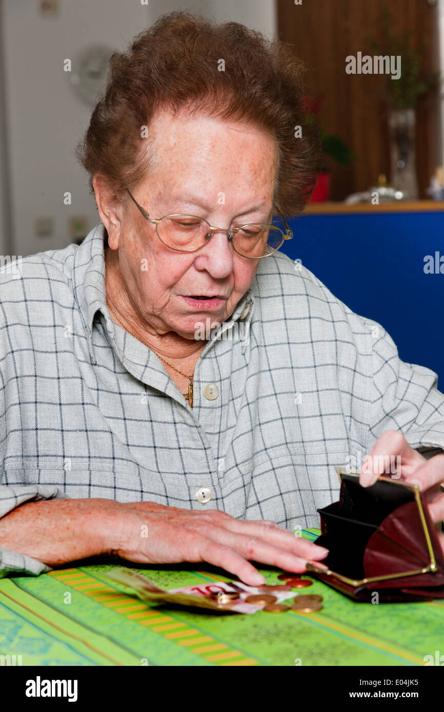 Vecchia donna conta qui denaro, Alte Frau zaehlt ihr Geld Foto Stock