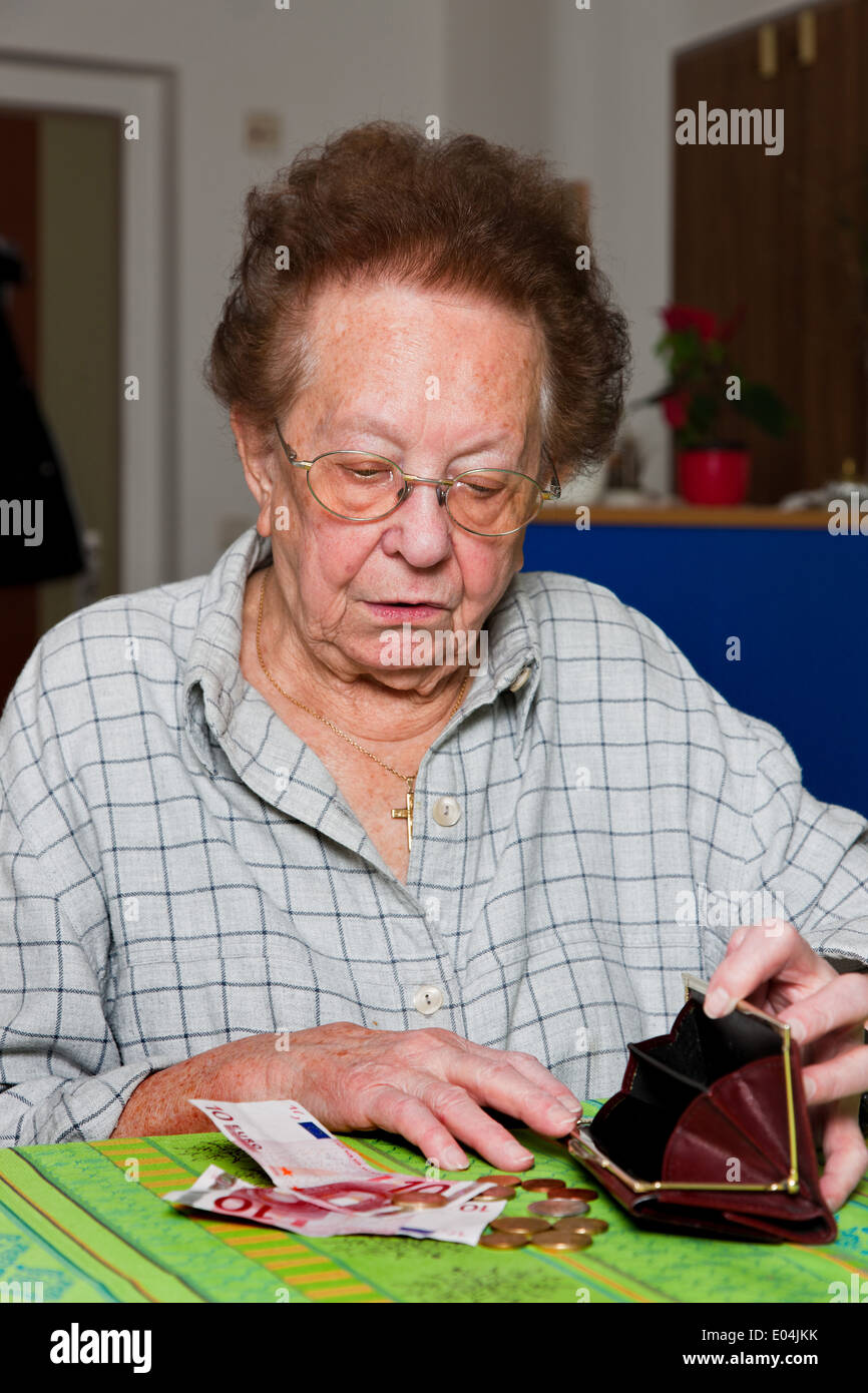 Vecchia donna conta qui denaro, Alte Frau zaehlt ihr Geld Foto Stock