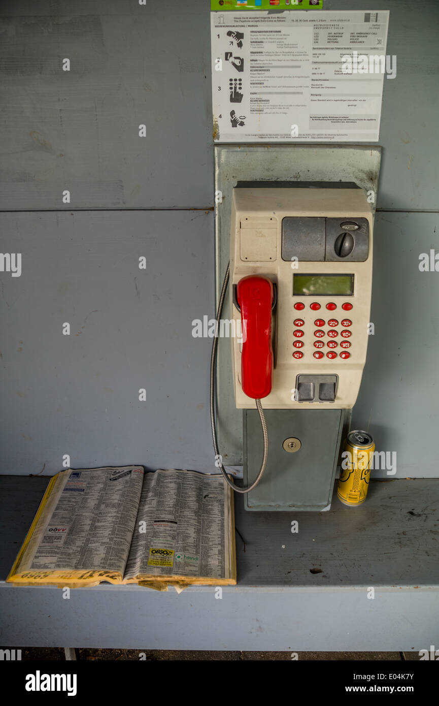 Un telefono a pagamento cassetta in un telefoni. Telefonare ace in precedenza con il denaro e monete, Ein Muenzfernsprecher in einer Telefonzelle. Telefoni Foto Stock