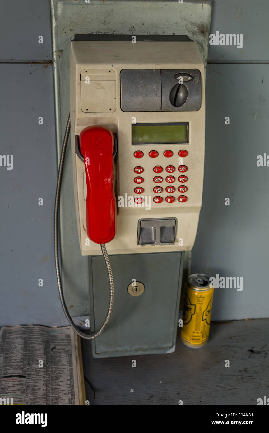 Un telefono a pagamento cassetta in un telefoni. Telefonare ace in precedenza con il denaro e monete, Ein Muenzfernsprecher in einer Telefonzelle. Telefoni Foto Stock