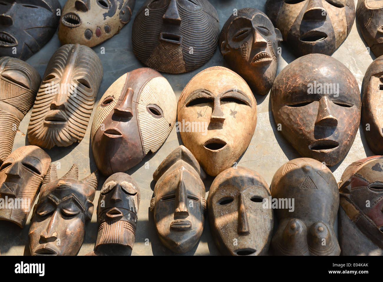 Maschere per la vendita al mercato in Uganda, Africa Foto Stock