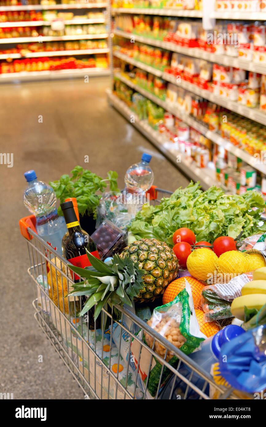 Più pienamente inkaufswagen con frutta ortaggi cibo nel supermercato, Voller inkaufswagen mit Obst Gemuese Lebensmittel in Supermar Foto Stock