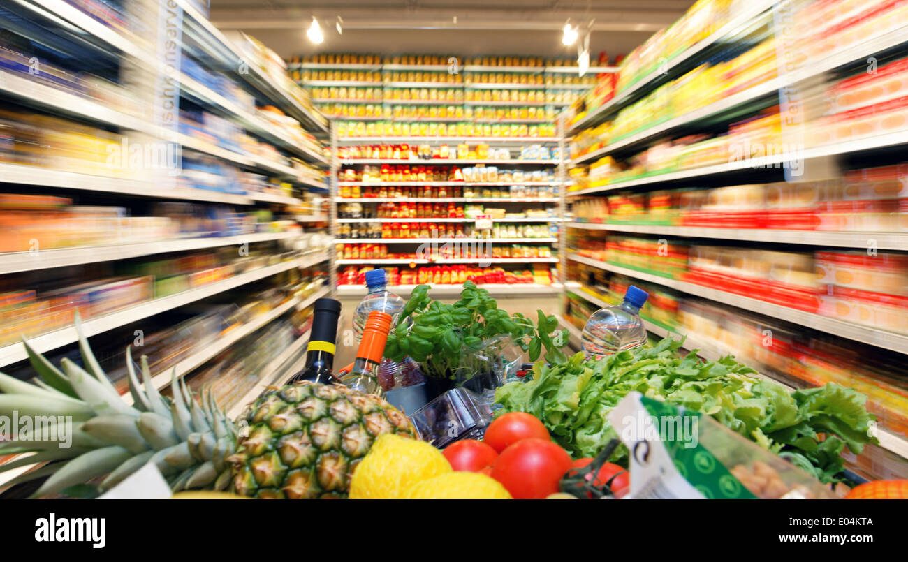 Più pienamente inkaufswagen con frutta ortaggi cibo nel supermercato, Voller Einkaufswagen mit Obst Gemuese Lebensmittel in Superma Foto Stock