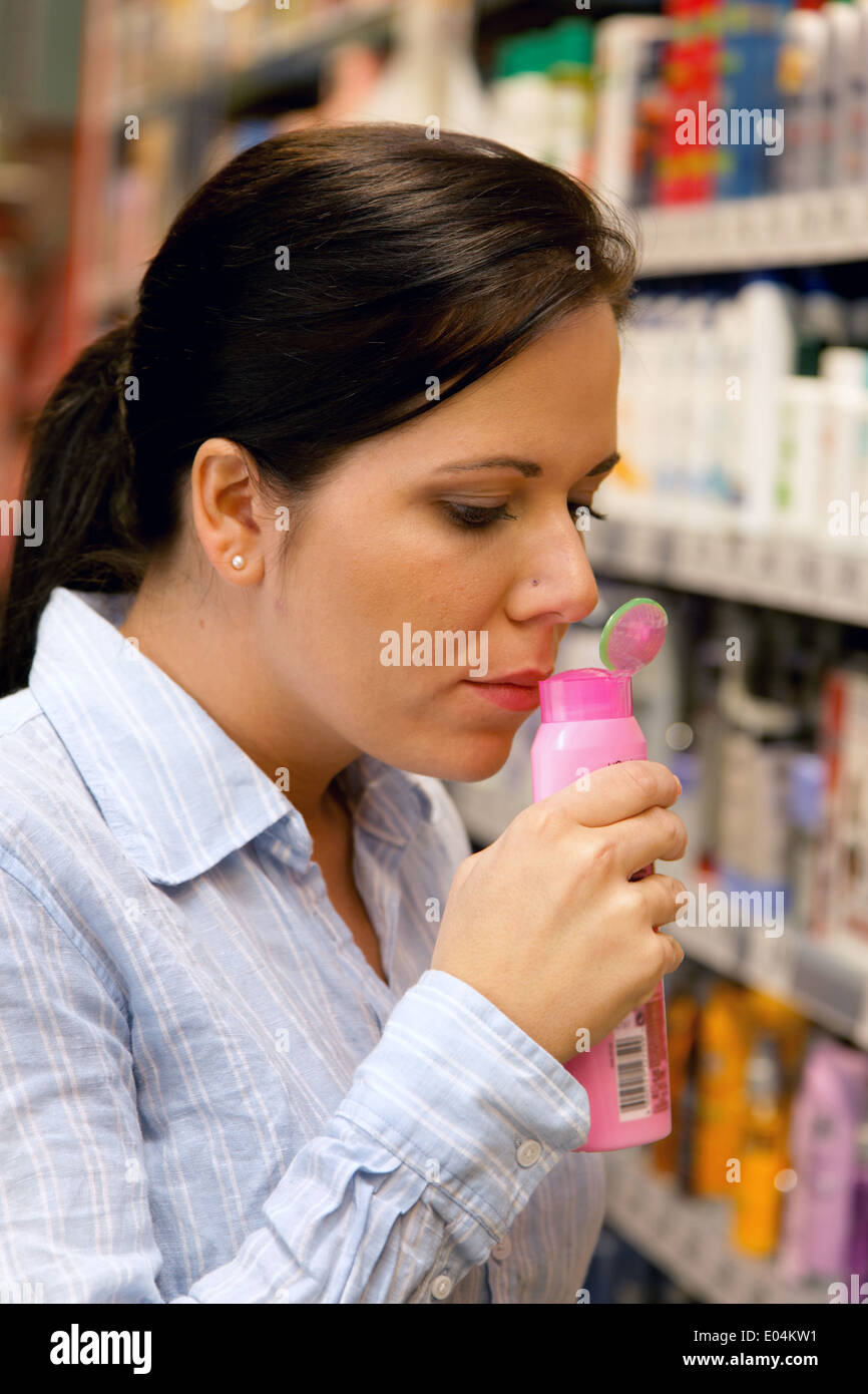 Giovane donna in una farmacia di mercato con acquisto, Junge Frau in einem Drogerie Markt bei Einkauf Foto Stock