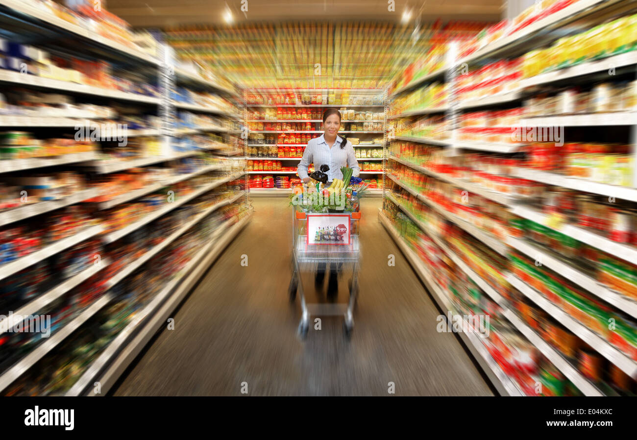 La donna acquista il cibo fresco in un supermercato, Frau kauft in einem Supermarkt frische Lebensmittel ein Foto Stock