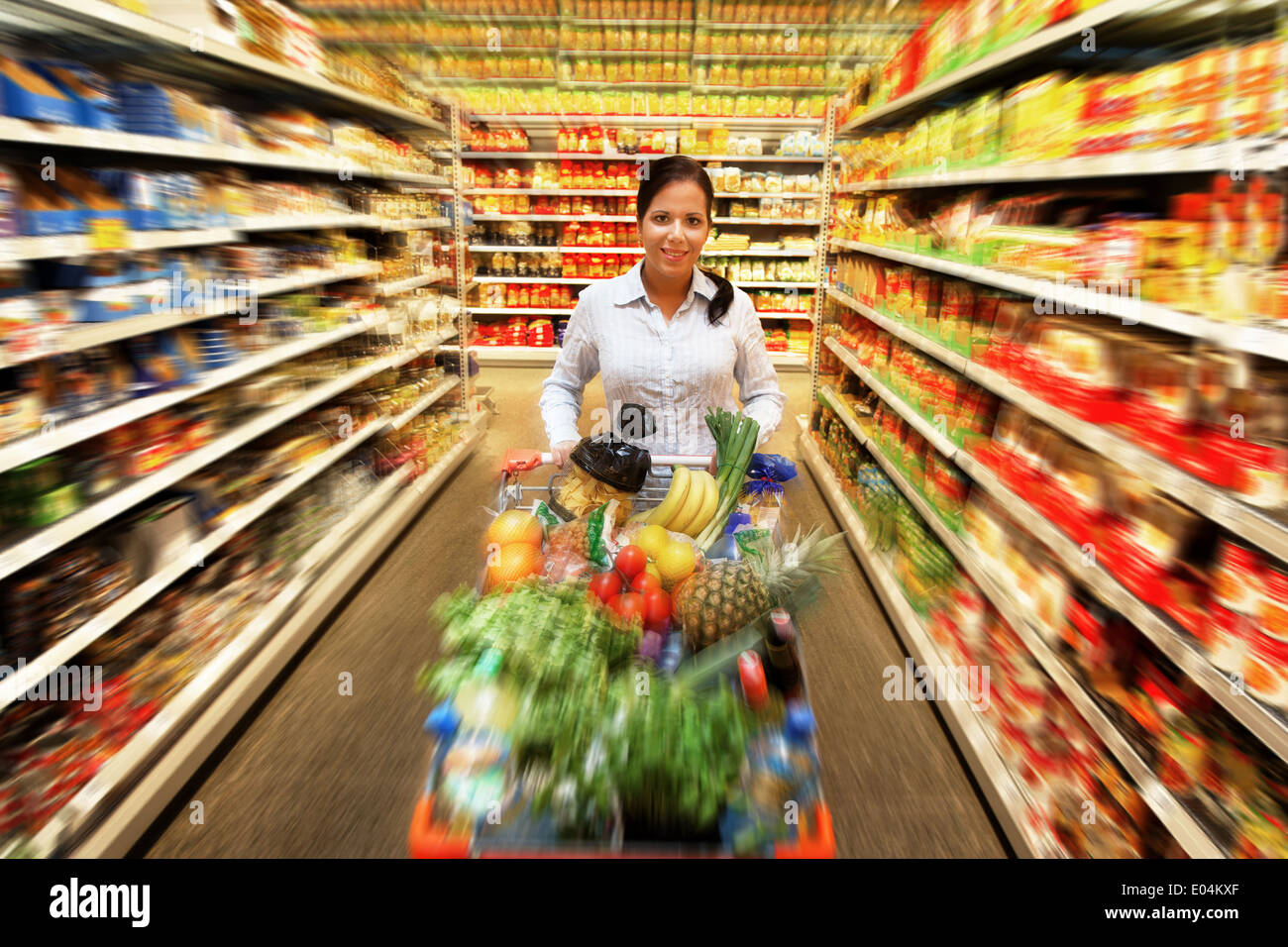La donna acquista il cibo fresco in un supermercato, Frau kauft in einem Supermarkt frische Lebensmittel ein Foto Stock