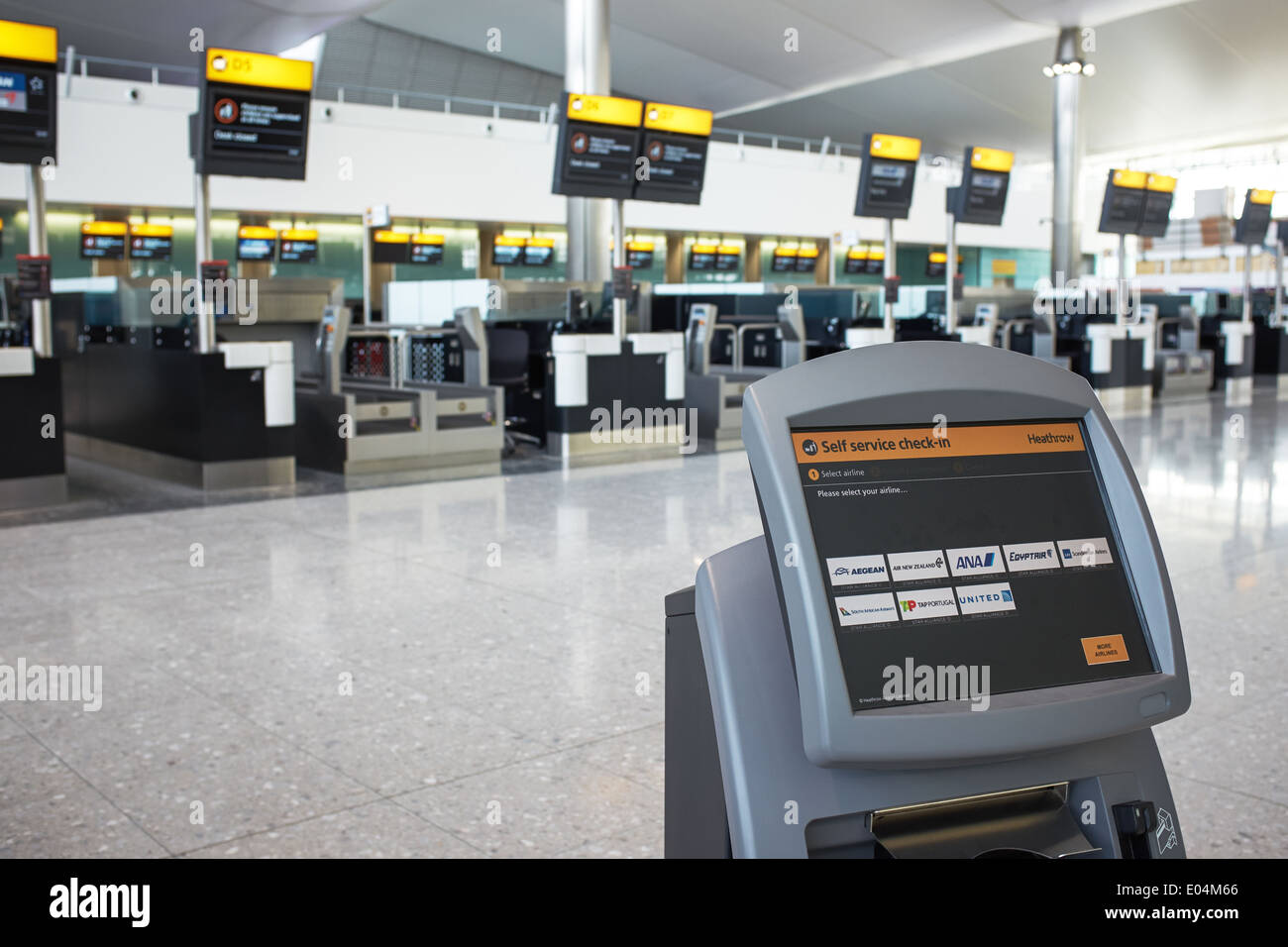 Dall'Aeroporto Londra Heathrow Terminal 2 Self Service Check In terminale Foto Stock