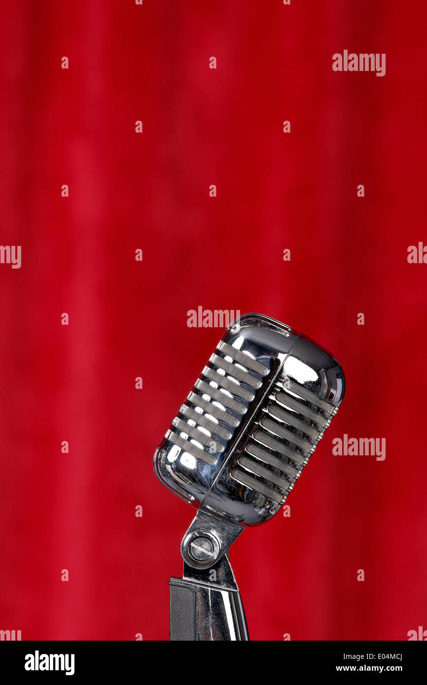 Argento microfono prima un sipario rosso, Silbernes Mikrofon vor einem rotem Vorhang Foto Stock