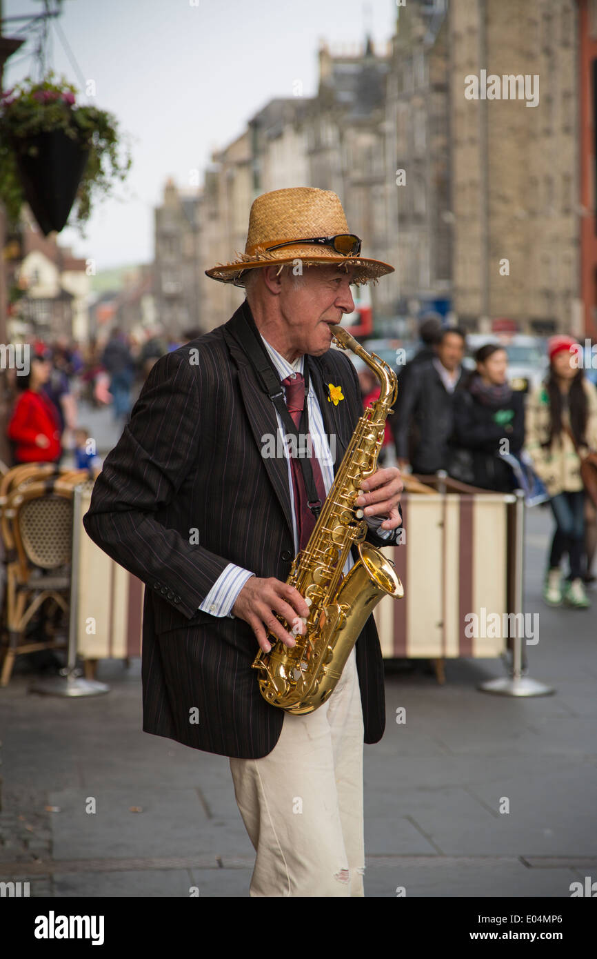 Ritratto di un musicista uomo di strada che suona un sassofono a Edimburgo Scozia Foto Stock