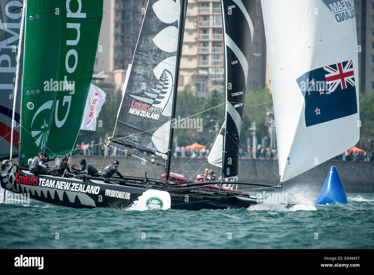 Qingdao, Cina. 02Maggio, 2014. Emirates Team New Zealand, giorno di gara due del Land Rover Extreme serie Vela regata in Qingdao, Cina. 2/5/2014 Credit: Chris Cameron/Alamy Live News Foto Stock