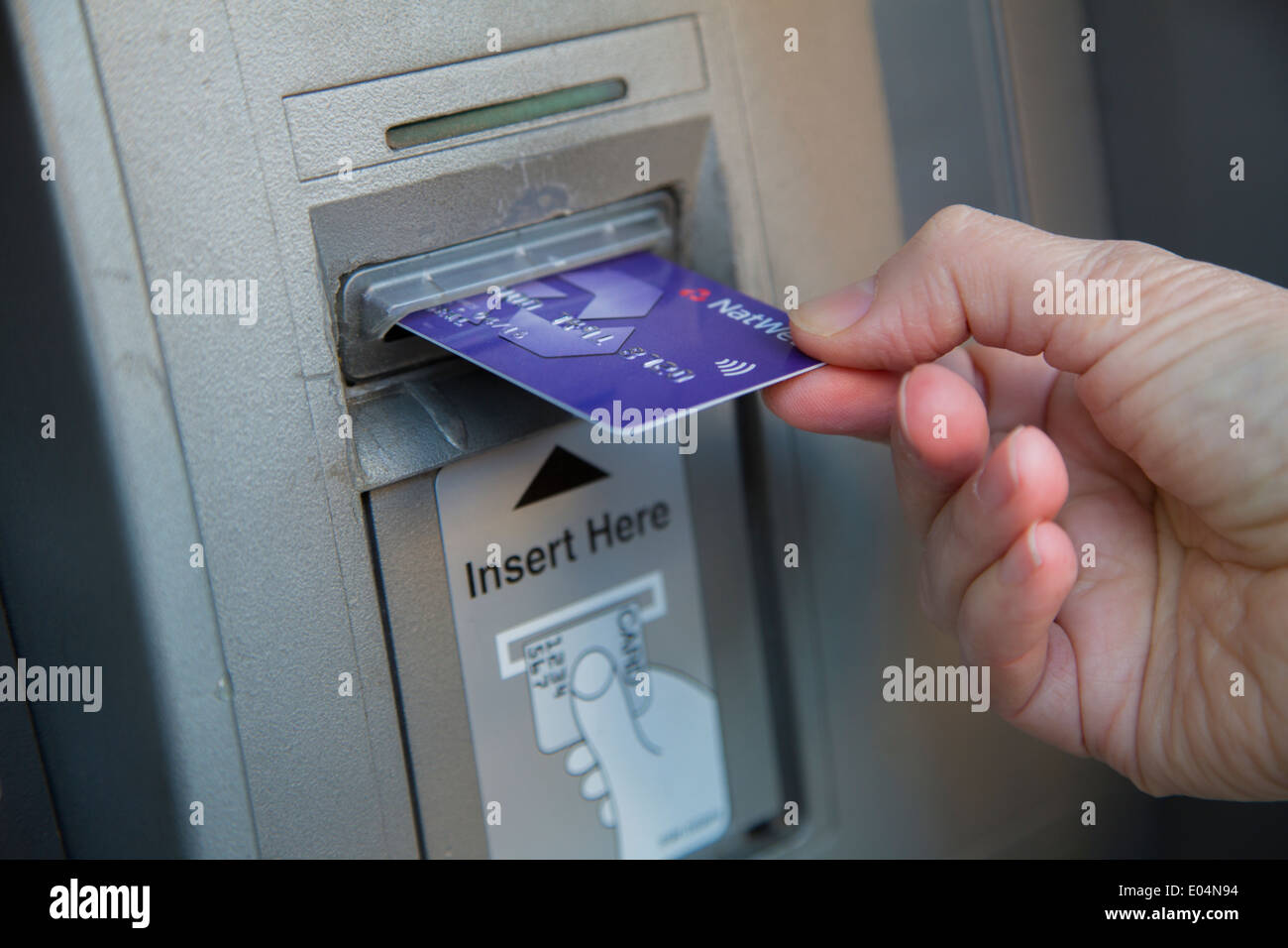 Carta di debito è utilizzato in un bancomat per prelevare contanti in Londra England Regno Unito Foto Stock