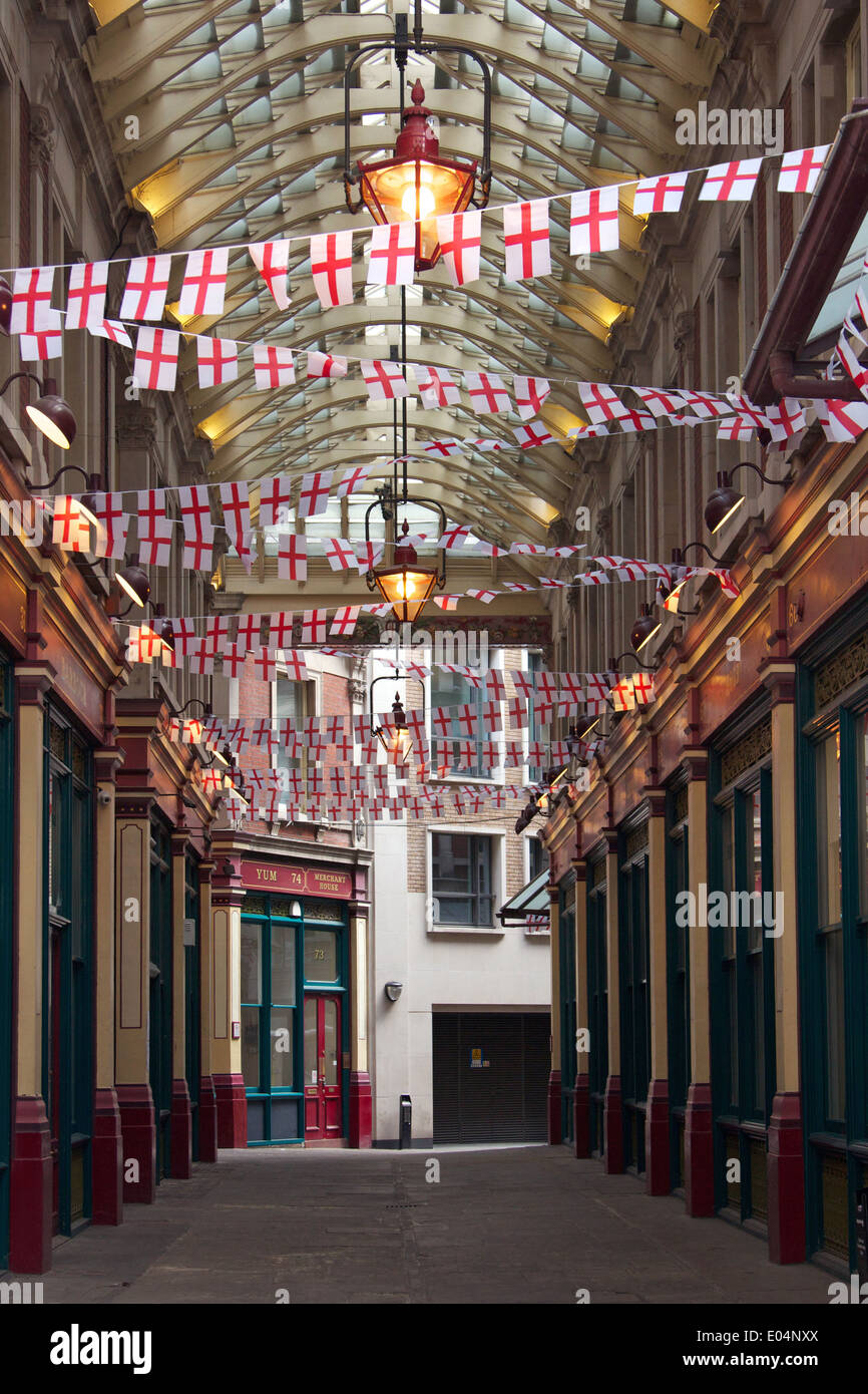 St.George's Day bunting e bandiere a Londra il mercato Leadenhall Foto Stock