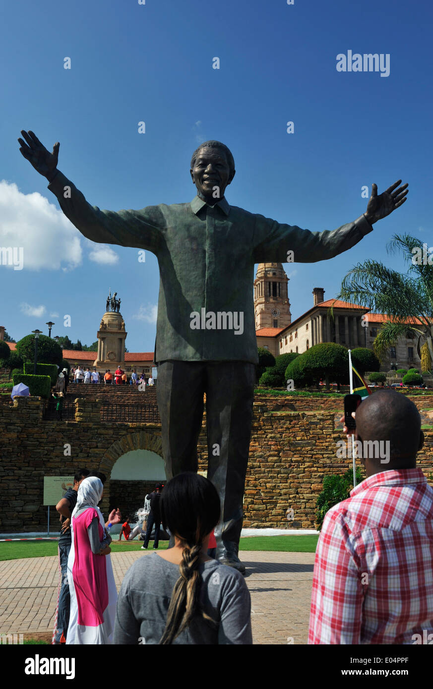 Pretoria Gauteng, Sud Africa, le persone che visualizzano la statua di Nelson Mandela a unione edifici, sede del governo, città Foto Stock