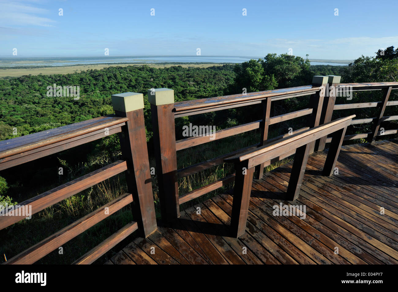 Cape Vidal riserva, St Lucia, KwaZulu-Natal, in Sudafrica, un deck di visualizzazione, orizzonte di St Lucia estuary, iSimangaliso wetland park, paesaggio Foto Stock