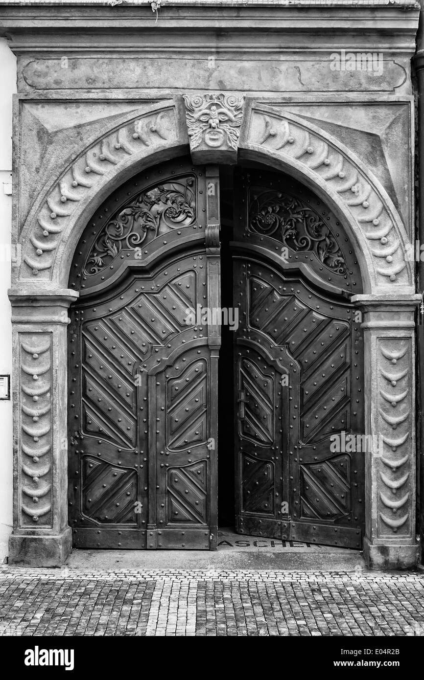 Vintage cancello di ingresso. In bianco e nero. Styling per il film. Grani di grandi dimensioni. Foto Stock