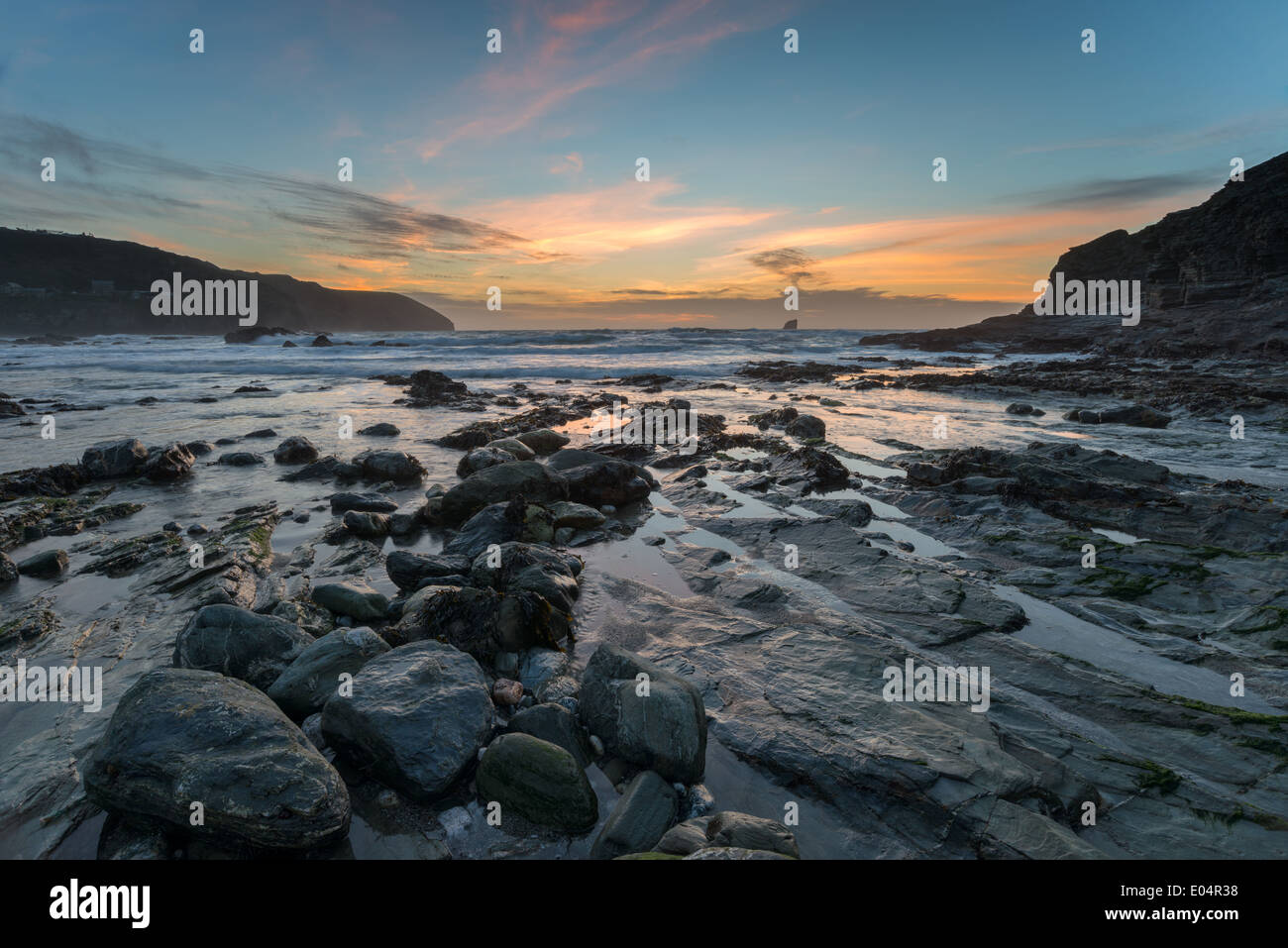 Tramonto a Trevellas Coombe spiaggia di Sant Agnese in Cornovaglia Foto Stock