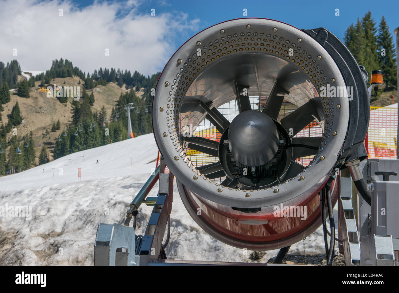 Cannone di neve nella parte anteriore della pista da sci Foto Stock