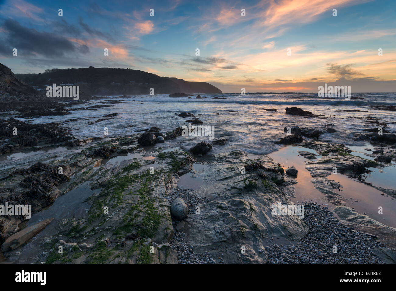 La spiaggia di Trevallas Combe e guardando verso il villaggio di Sant Agnese in Cornovaglia Foto Stock