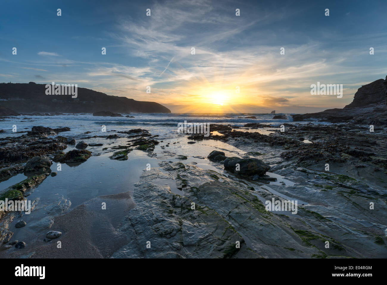 Tramonto a Trevellas Coombe spiaggia di Sant Agnese in Cornovaglia Foto Stock