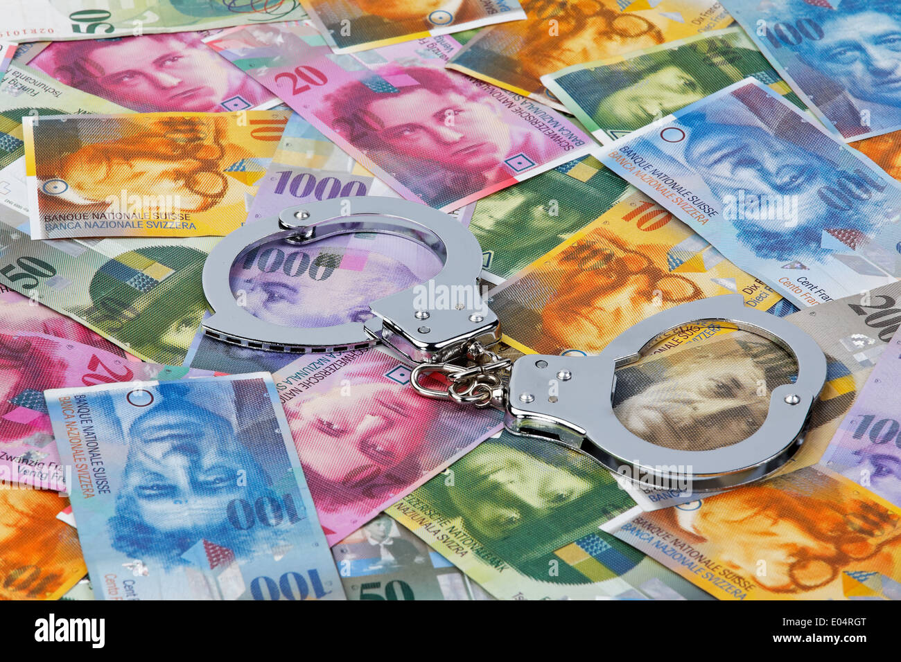 Franchi svizzeri (denaro della Svizzera) con manette, Schweizer Franken (Geld der Schweiz) mit Handschellen Foto Stock