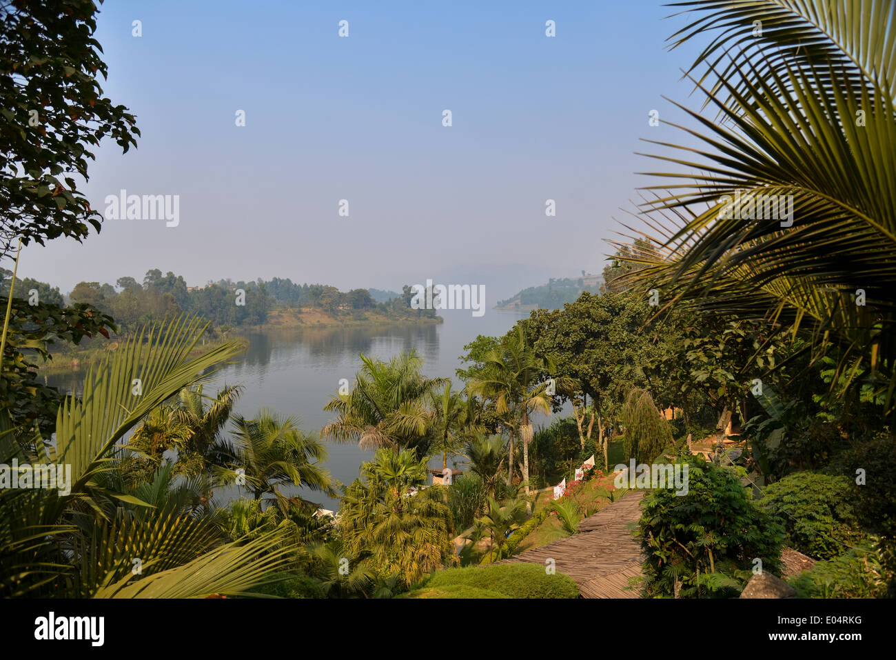 Vista sul lago bunyonyi e il cratere del lago in Uganda, Africa Foto Stock