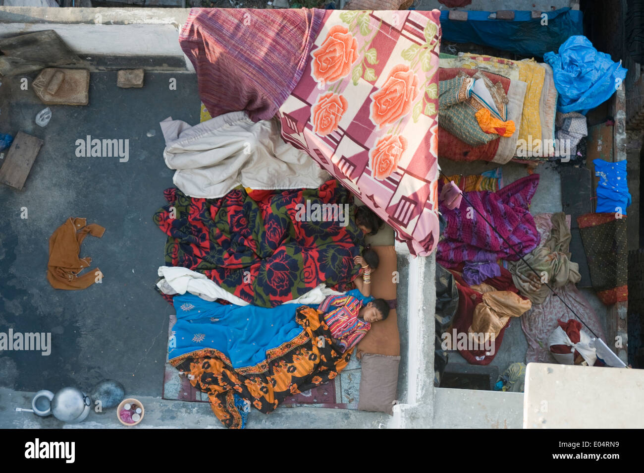 Famiglie dormono sui tetti, Varanasi, Uttar Pradesh, India Foto Stock
